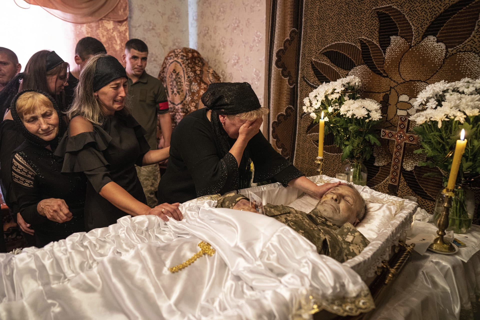 Myroslava oplakává svého manžela Stepana, který padl na frontové linii u města Kupjansk