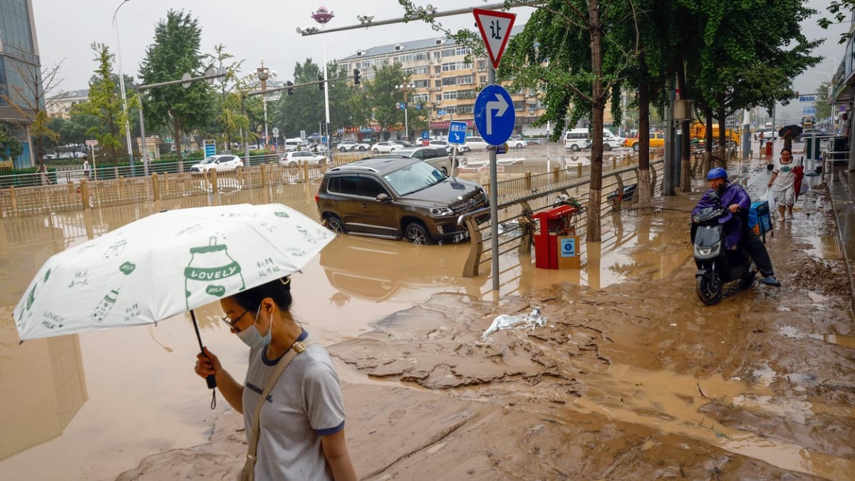 Voda v Pekingu zaplavila domy i stovky silnic 