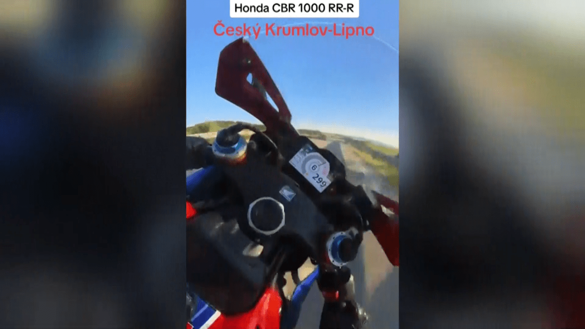 Nebezpečnou jízdu si motorkář sám natočil.