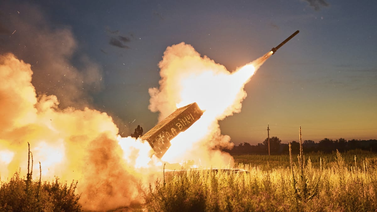 Ukrajinci střílejí na ruské pozice u Kreminny z ukořistěného raketometu TOS-1A Solntsepyok. Na zbrani je napsáno jméno jednotky Da Vinci 