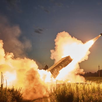 Ukrajinci střílejí na ruské pozice u Kreminny z ukořistěného raketometu TOS-1A Solntsepyok. Na zbrani je napsáno jméno jednotky Da Vinci 