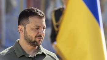 Zelenskyj: Bůh nosí nárameník s ukrajinskou vlajkou. Klekáme jen k modlitbě, ne před vetřelci