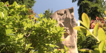 Památník obětem zla: Meditační zahradu v Plzni si autor vysnil v komunistickém žaláři 