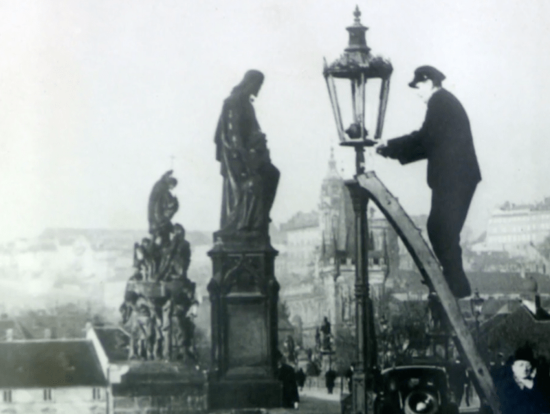 Historická fotografie rozsvěcení lamp