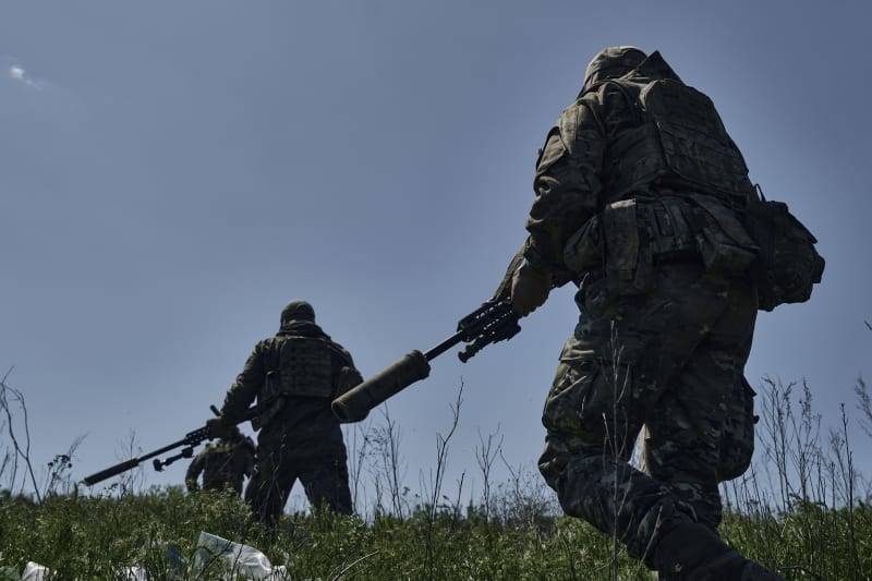 Skupina ukrajinských sniperů vyráží na pozice u Bachmutu.