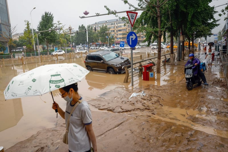 Voda v Pekingu zaplavila domy i stovky silnic.