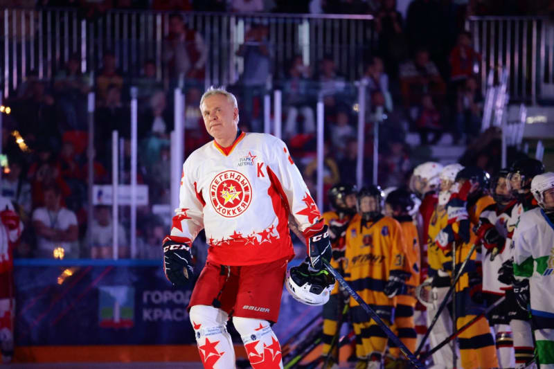 Někdejší kapitán hokejové sborné Vjačeslav Fetisov patří i nadále mezi Putinovy příznivce.