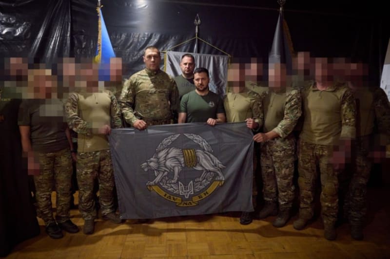Volodymyr Zelenskyj navštívil ukrajinské vojáky na frontové linii v Doněcké oblasti