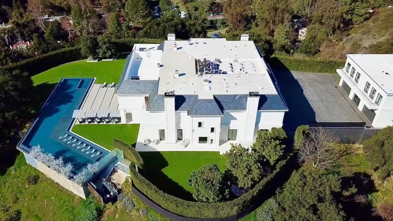 Jennifer Lopez a Ben Affleck koupili dům v Berverly Hills: Na pozemku je také penthouse pro hosty o rozloze 465 metrů čtverečních, dále dům pro správce a pro ochranku se dvěma ložnicemi.