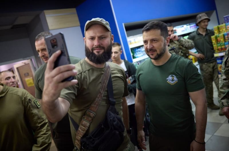 Volodymyr Zelenskyj navštívil ukrajinské vojáky na frontové linii v Doněcké oblasti