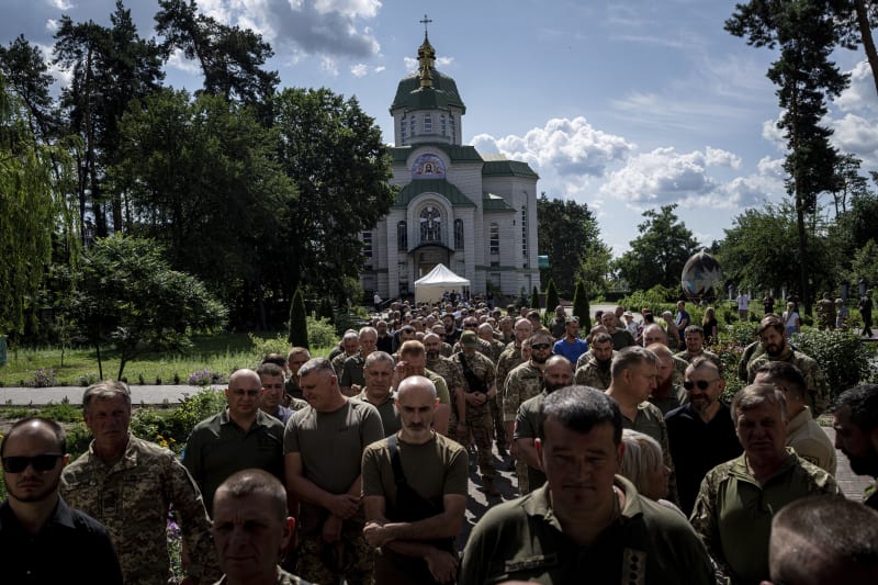 Ukrajinští vojáci na pohřbu svého kolegy, amerického občana Nicholase Maimera, který padl v boji s Rusy v Bachmutu