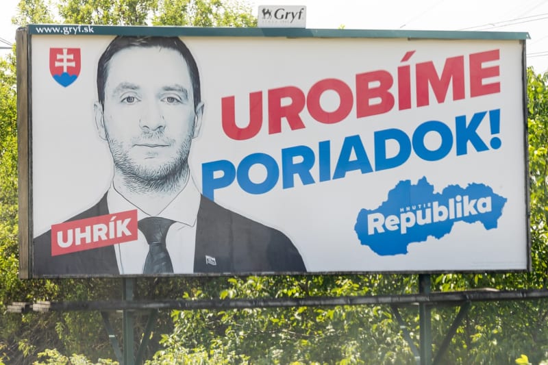Šéf krajně pravicového hnutí Republika Milan Uhrík na předvolebním billboardu