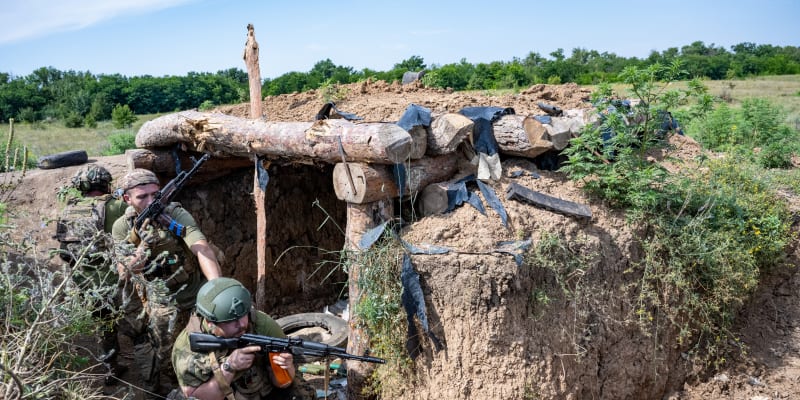 Ukrajinští vojáci ze 128. brigády teritoriální obrany trénují obsazování nepřátelských zákopů a likvidaci min.