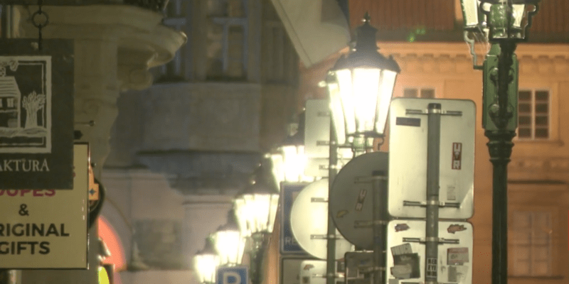 Veřejné osvětlení v Praze v dnešní podobě by si ti, kteří zažili jeho první podobu, sotva uměli představit. 