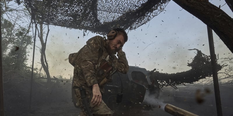 Příslušník ukrajinské 10. útočné brigády Edelweiss pálí z kanónové houfnice D-30 směrem na ruské pozice u Bachmutu 
