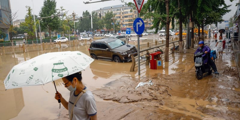 Voda v Pekingu zaplavila domy i stovky silnic.