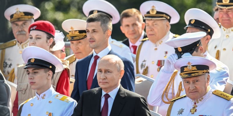 Vladimir Putin na přehlídce ke Dni ruského námořnictva v Petrohradu