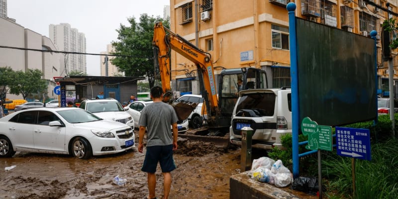 Voda v Pekingu zaplavila domy i stovky silnic. 