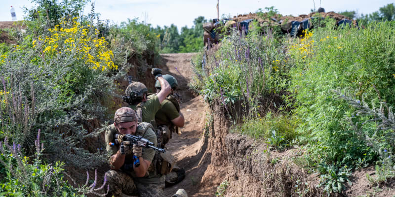 Ukrajinští vojáci ze 128. brigády teritoriální obrany trénují obsazování nepřátelských zákopů a likvidaci min.