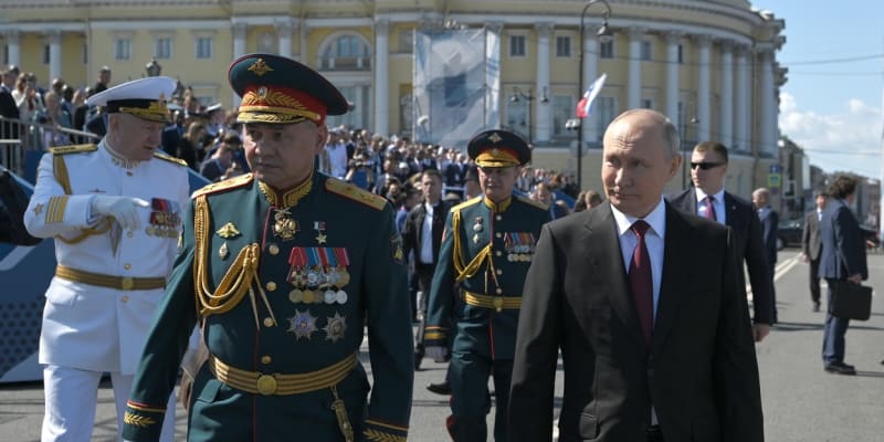 Vladimir Putin a Sergej Šojgu na přehlídce ke Dni ruského námořnictva v Petrohradu