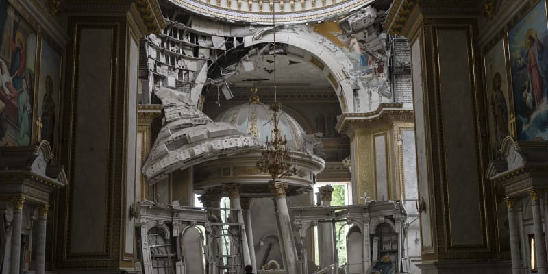 Poničená katedrála v Oděse po červencovém raketovém útoku Rusů