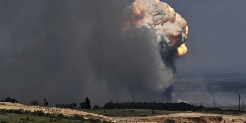 Snímek zachycuje výbuch v ruském muničním skladu v Kirovském okrese na okupovaném Krymu.