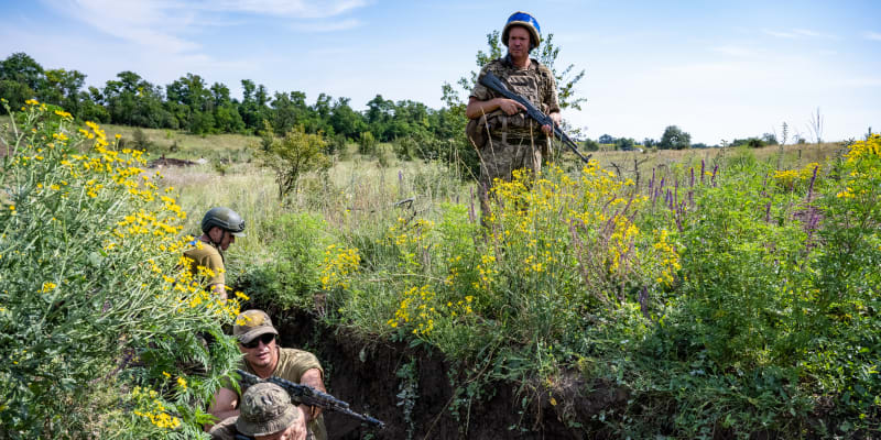 Ukrajinští vojáci ze 128. brigády teritoriální obrany trénují obsazování nepřátelských zákopů a likvidaci min. 
