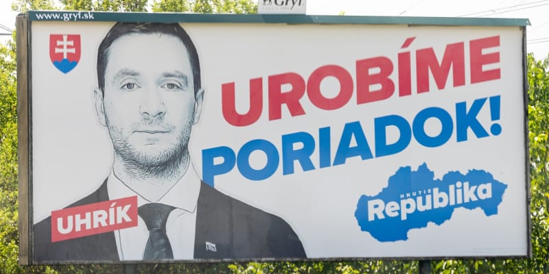 Šéf krajně pravicového hnutí Republika Milan Uhrík na předvolebním billboardu.