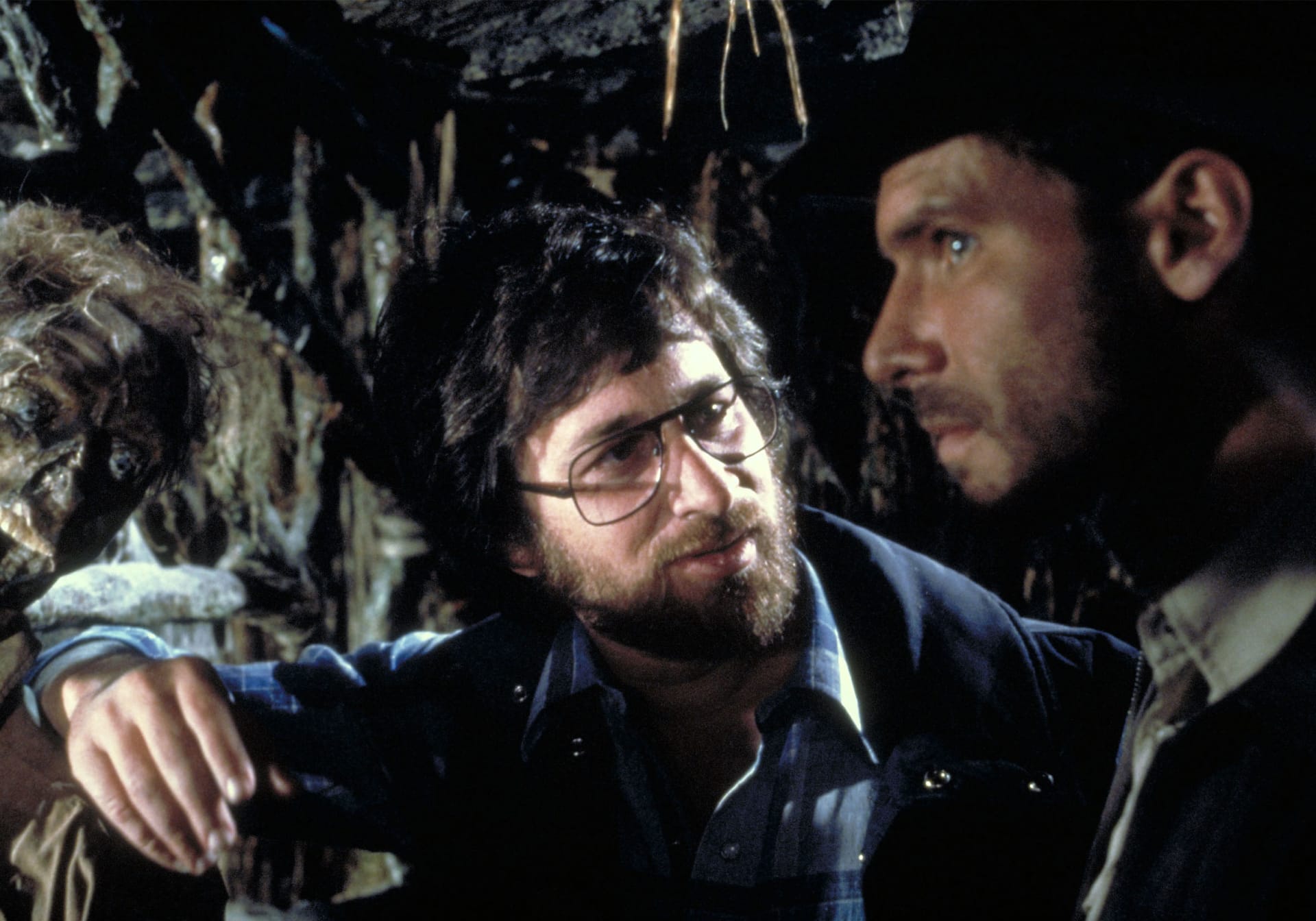 Harrison Ford a George Lucas v průběhu natáčení prvního filmu ságy s názvem Dobyvatelé ztracené archy (1981).