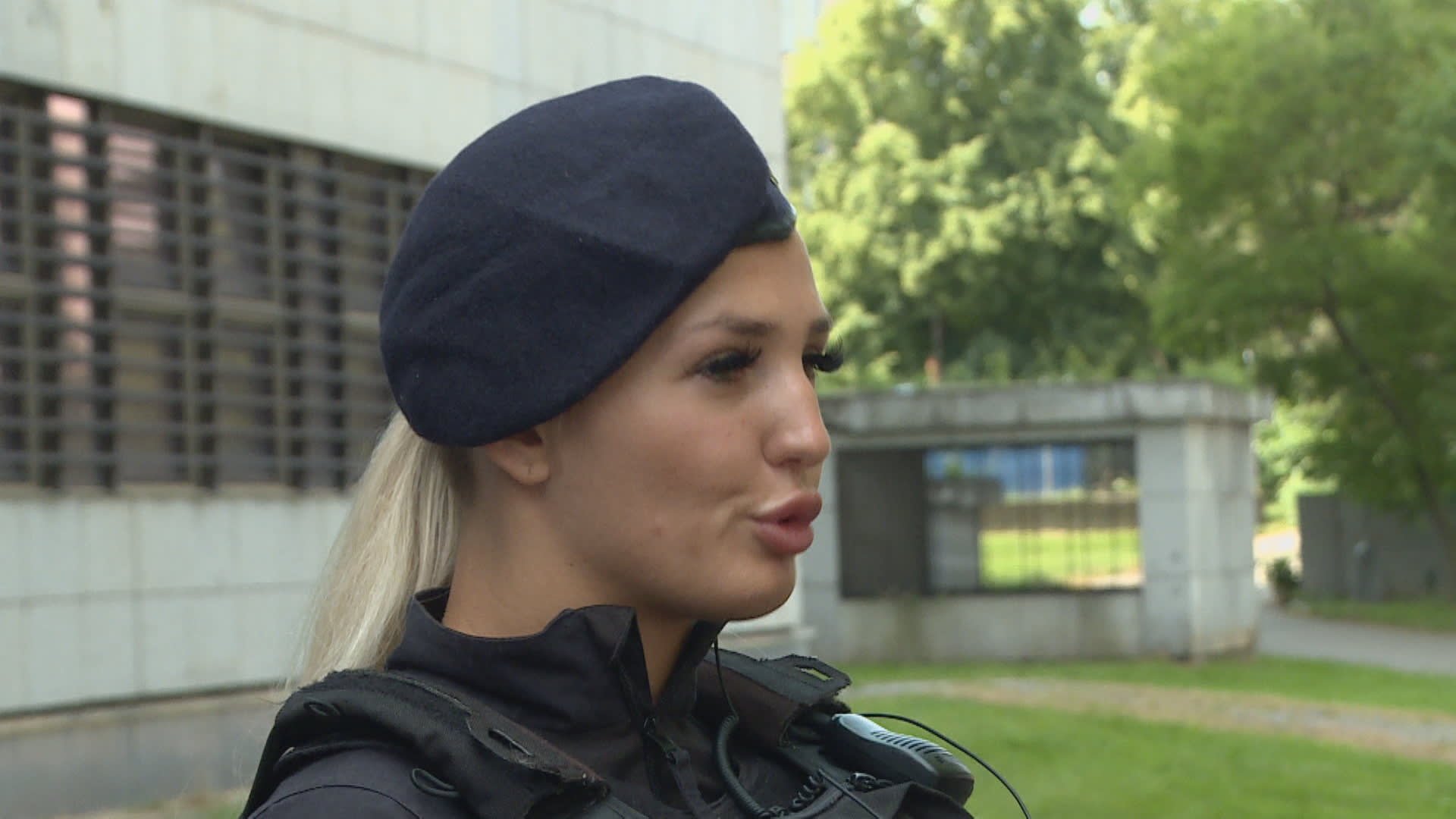 Policistka Marijana Trkuljová zachránila se svými kolegy život seniorovi, který zkolaboval v pražském bytě.