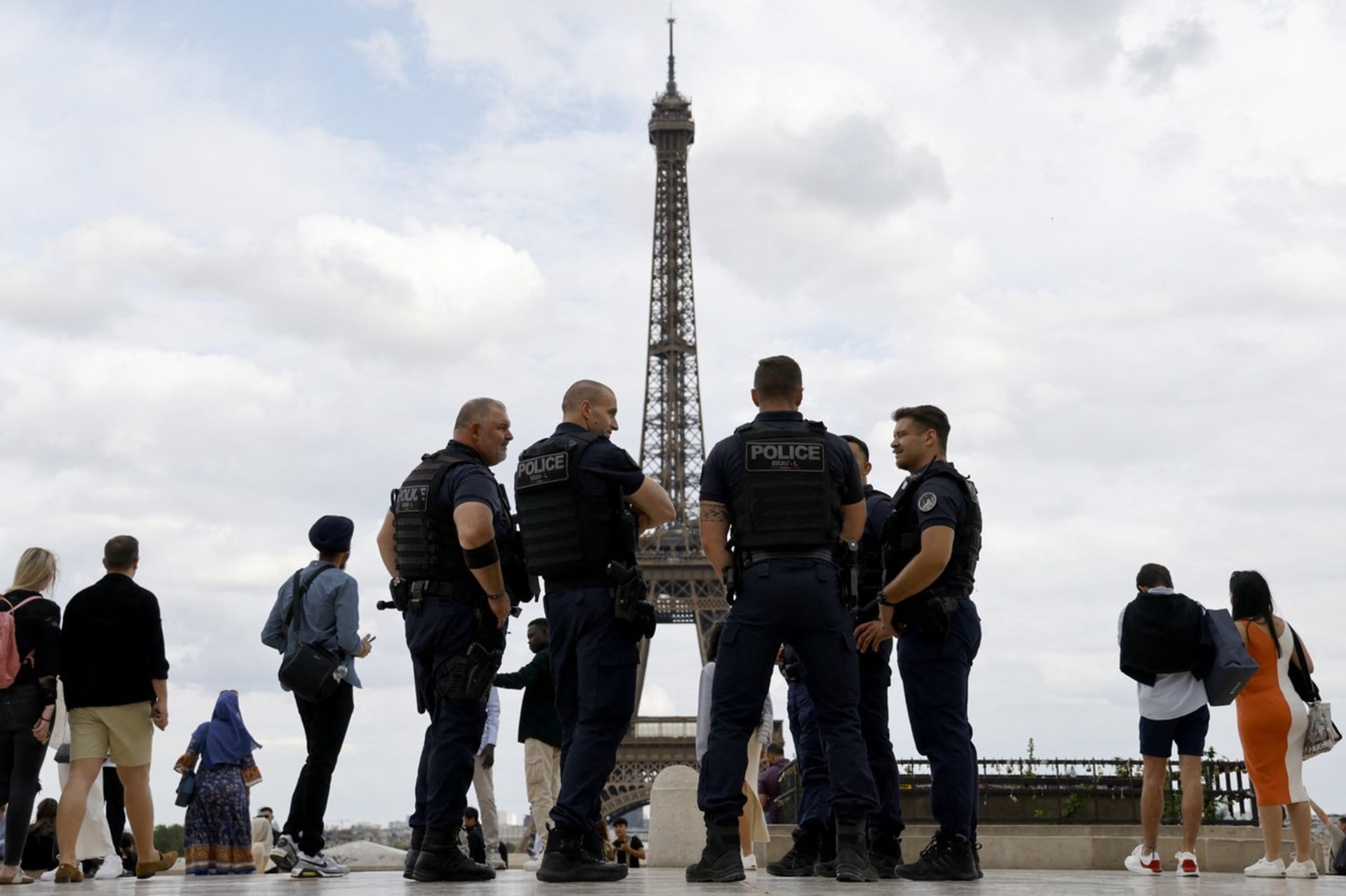Policisté poblíž Eifellovy věže v Paříži