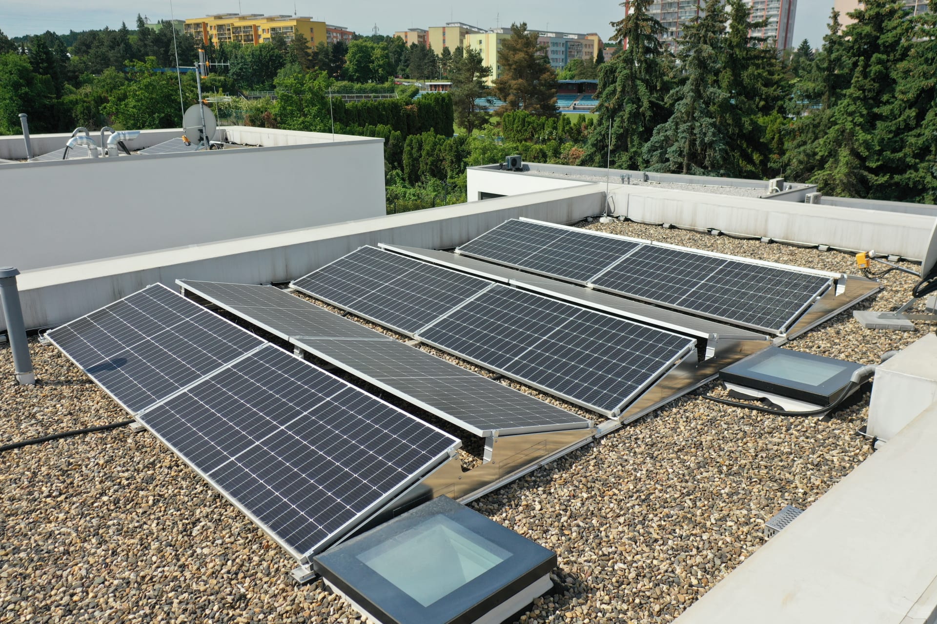 Při řešení fotovoltaické elektrárny máte velký výběr nejen v panelech, ale i v systémech