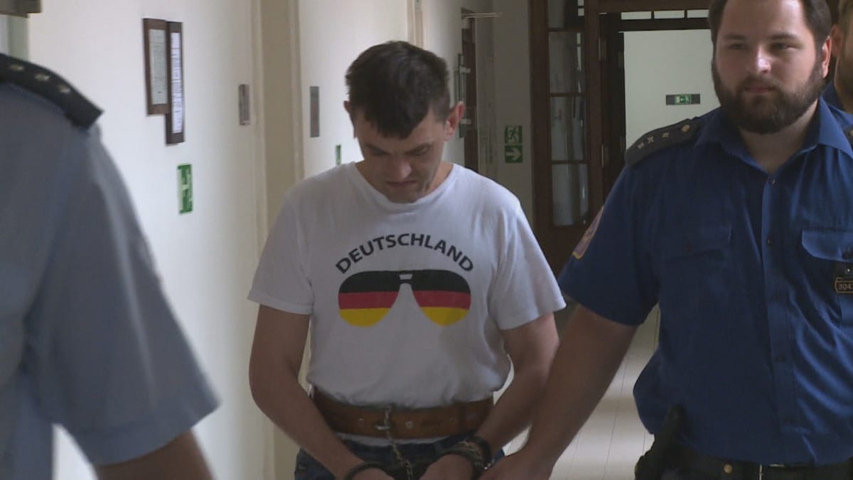 Muž se na Rychnovsku pokusil udusit těhotnou expřítelkyni. Vrchní soud v Praze mu nyní 15letý pobyt za mřížemi potvrdil.