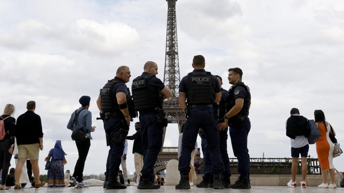 Policisté poblíž Eifellovy věže v Paříži