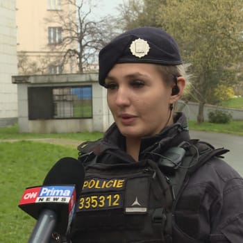 Policistka Marijana Trkuljová zachránila se svými kolegy život seniorovi, který zkolaboval v pražském bytě.
