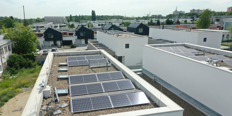 Při řešení fotovoltaické elektrárny máte velký výběr nejen v panelech, ale i v systémech