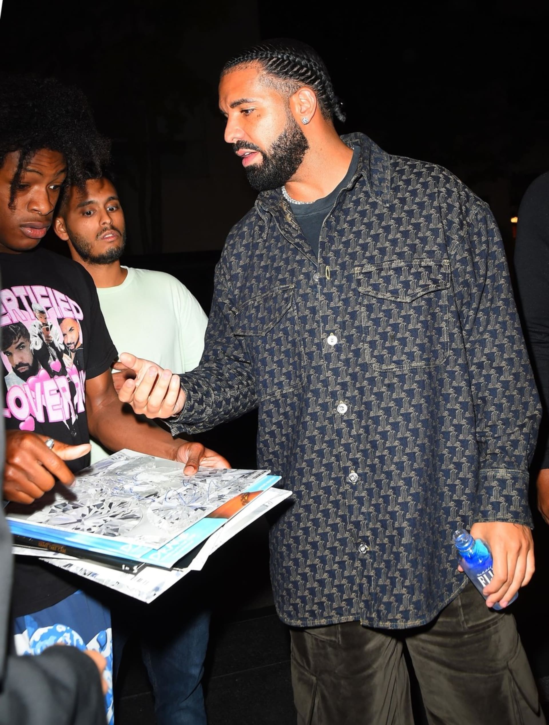 Fanynka zaujala rappera Drakea velikostí podprsenky