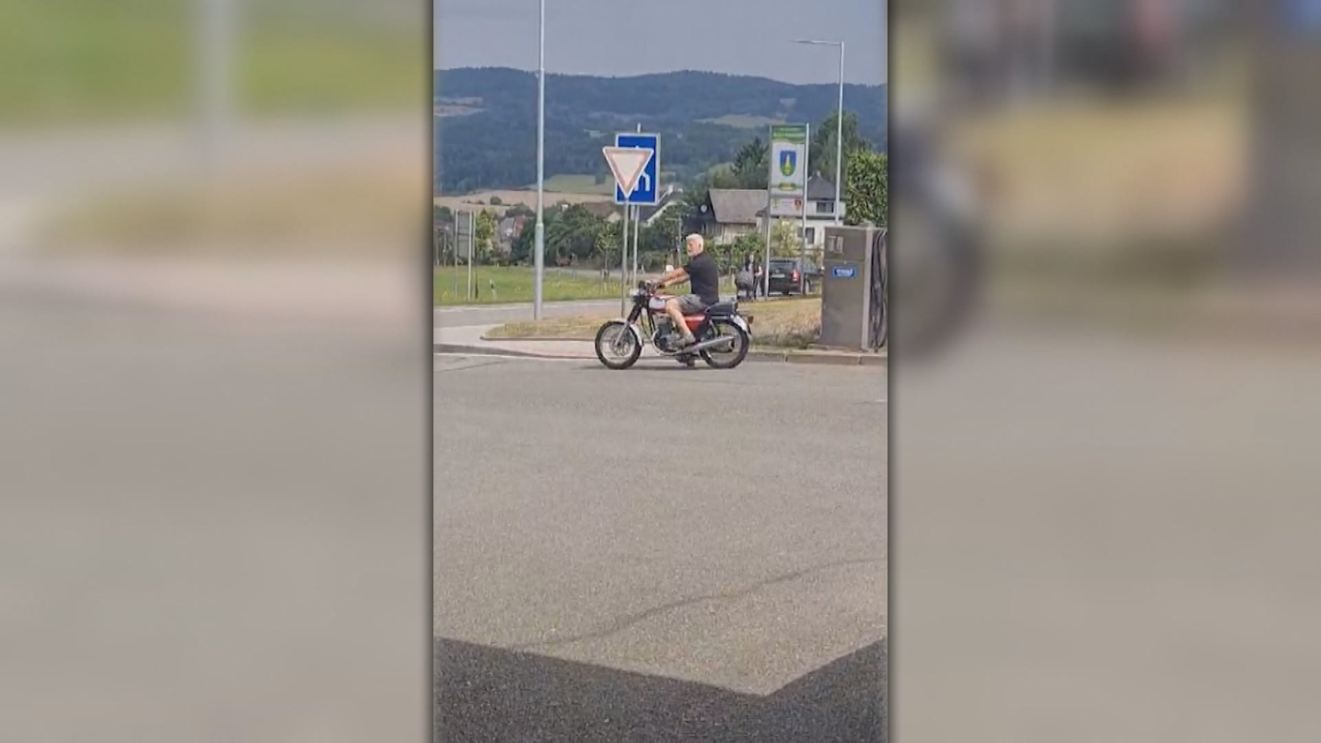 Prezident Petr Pavel sedl na motorku bez helmy.