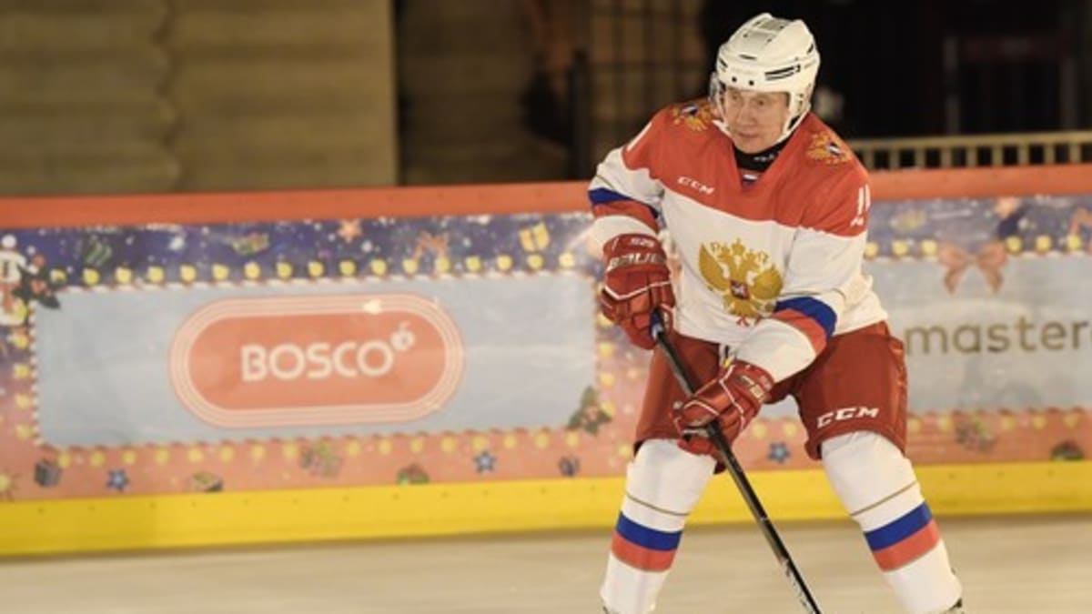 Vladimir Putin hraje hokej