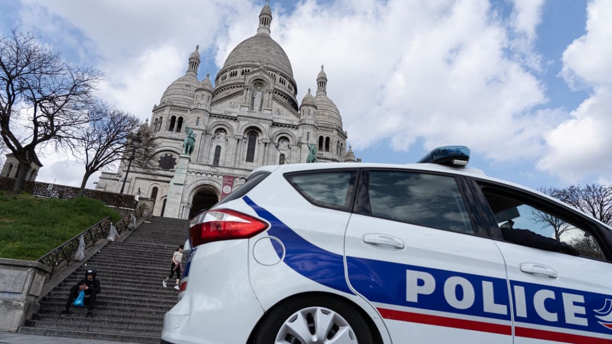 Policejní auto před bazilikou Sacré-Cœur na kopci Montmartre  