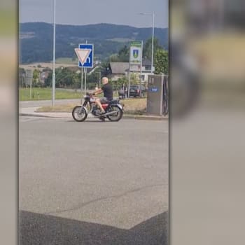 Prezident Petr Pavel sedl na motorku bez helmy.