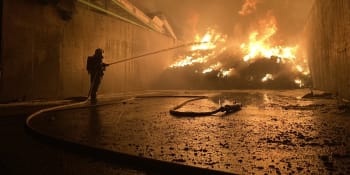 Na skládce pneumatik u Borovan zuřil požár. Oheň mohl někdo založit úmyslně, říká starosta