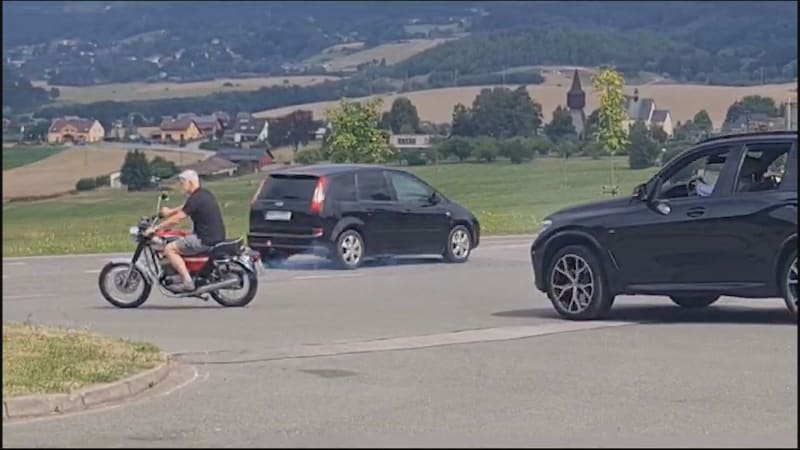 Prezident Petr Pavel jel na motorce bez helmy.