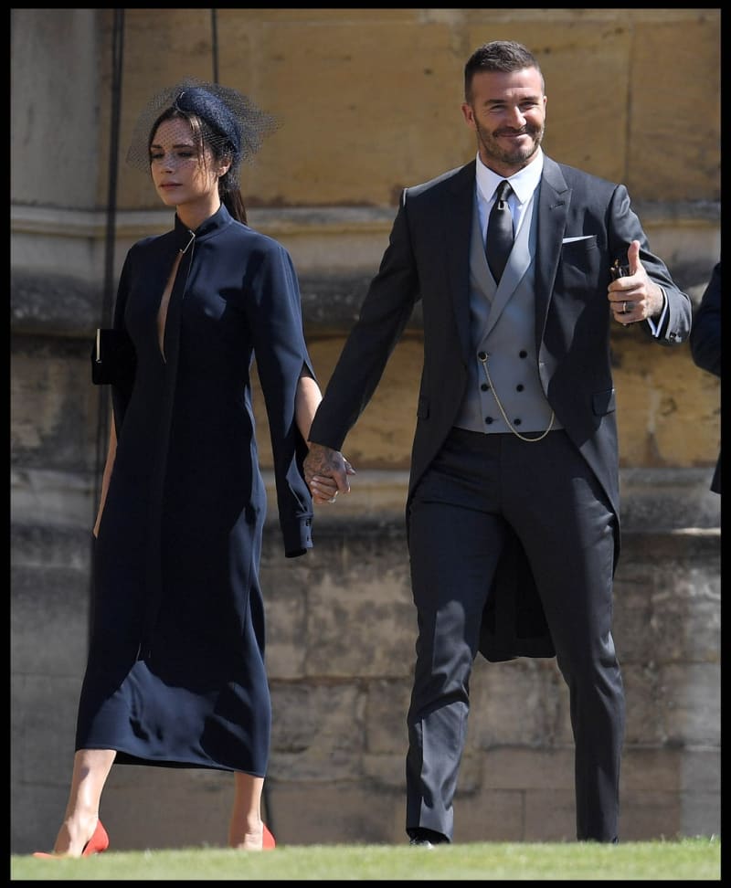 Na tehdejší "svatbě roku" nechyběli ani manželé Beckhamovi, kteří již podle všeho také vazby s královským párem definitivně zpřetrhali.