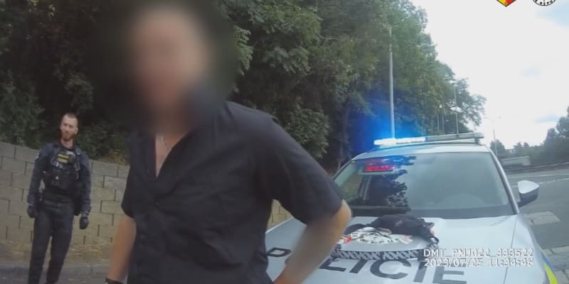 Muž ujížděl Prahou před policisty zdrogovaný a v kradené dodávce.