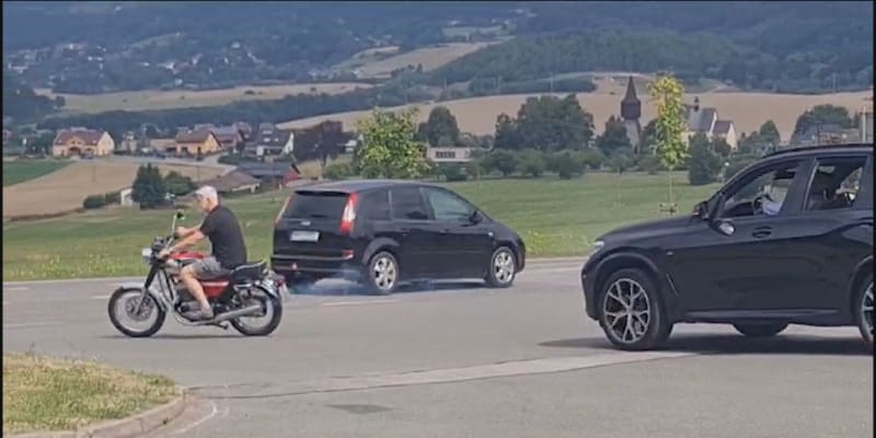 Prezident Petr Pavel jel na motorce bez helmy.