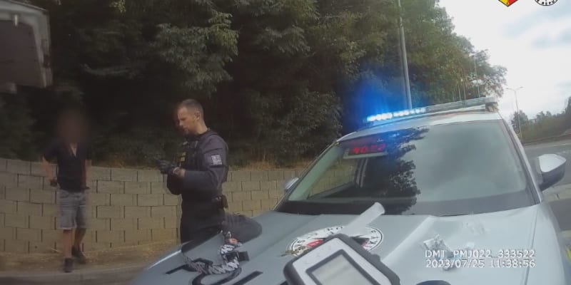 Muž ujížděl Prahou před policisty zdrogovaný a v kradené dodávce.