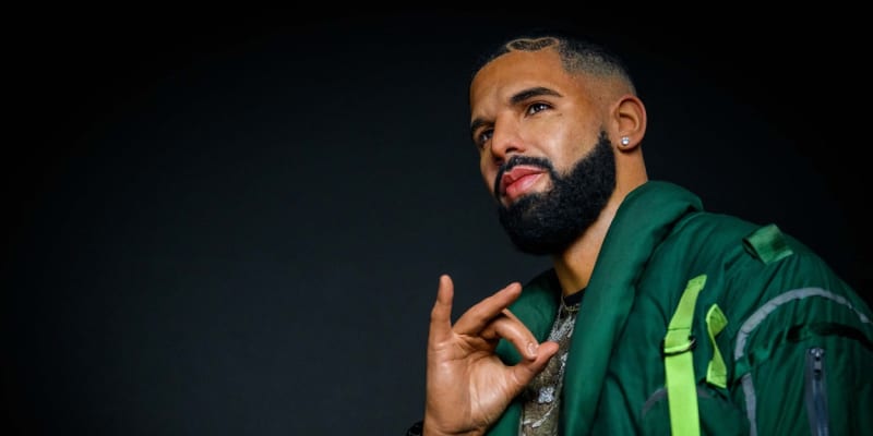 Fanynka zaujala rappera Drakea velikostí podprsenky