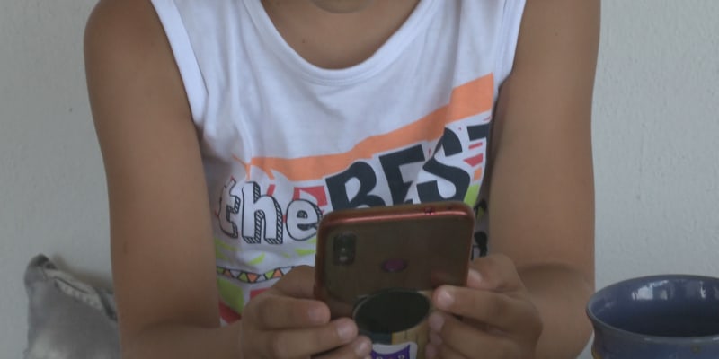 Čína chystá tvrdé omezení ohledně používání mobilu u dětí. Má se lišit podle věku. (ilustrační snímek)