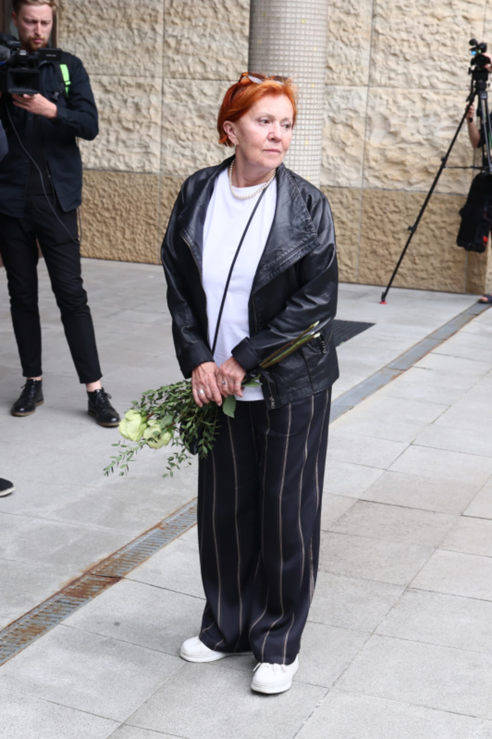 Mezi prvními dorazila s kyticí bílých růží kamarádka a kolegyně, herečka Lenka Termerová.